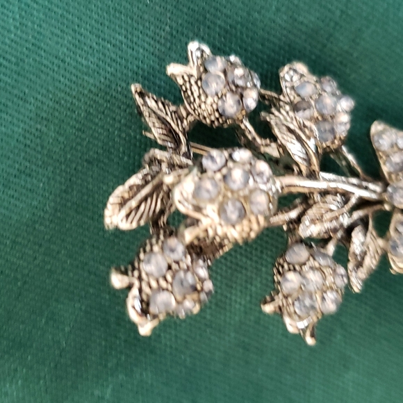 Lovely Floral Pin - Picture 2 of 4